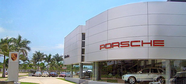 Revestimiento Alucobond en Sala de venta Porsche - CGChile