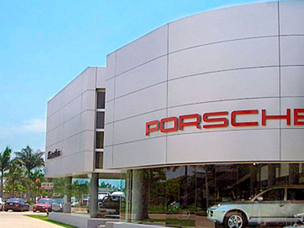 Revestimiento Alucobond en Sala de venta Porsche - CGChile